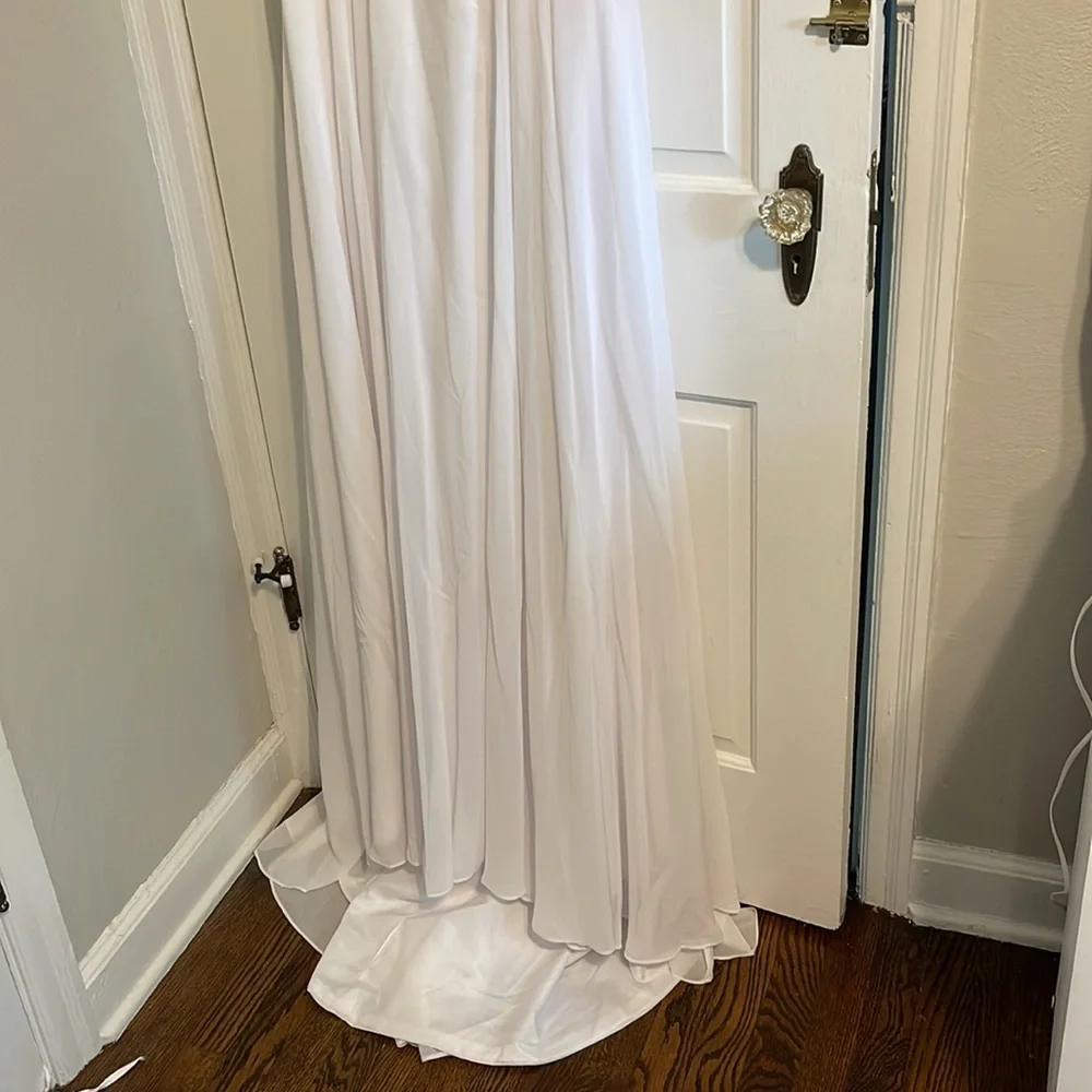 Wedding dress, never worn! - Picture 5 of 9